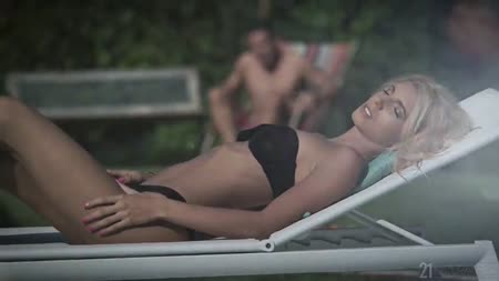 Паренек приласкал стройную девушку у бассейна №1