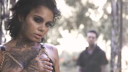 Шлюшка без совести трахается с чуваком прямо на кладбище №1