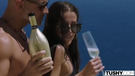 Девочка в красивом купальнике не против анала на природе №1