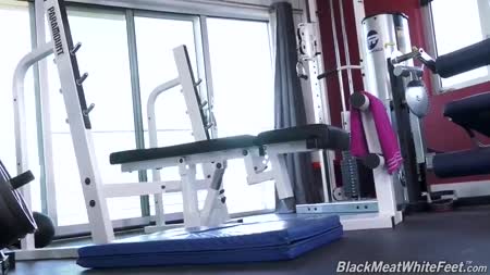 Karma Rx подвернула ногу на тренировке и негр отнес ее в дом на рукак №1