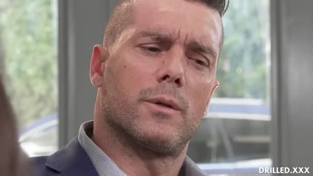 Чувак разрабатывает анал девки игрушкой и примеряет свой хер №1