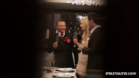 Бабенка в свадебном платье дает в подсобке официанту №1