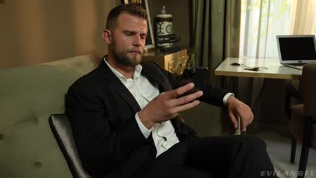 Мужик загипнотизировал Kat Squirt и жестко отымел ее в анал №1