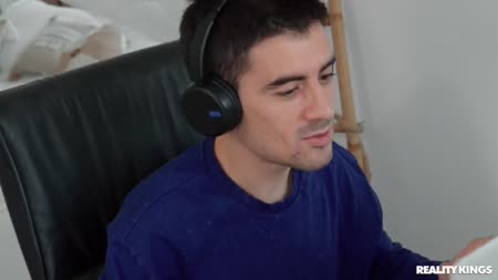 Angie Lynx в откровенном прикиде соблазнила программиста №1