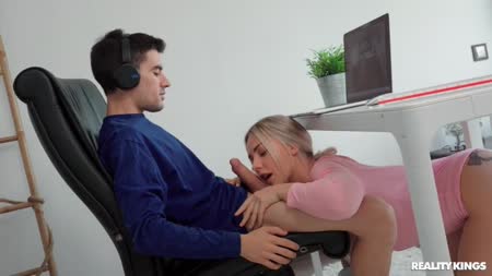 Angie Lynx в откровенном прикиде соблазнила программиста №2