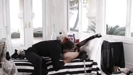 Молодая хищница Arya Fae красиво работает своей попкой