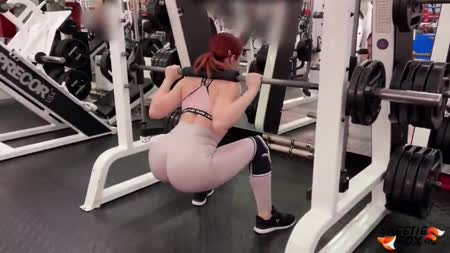 Мимо такой жопы в зале просто нереально пройти №2