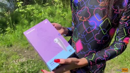 Застал девушку на природе за мастурбацией №1