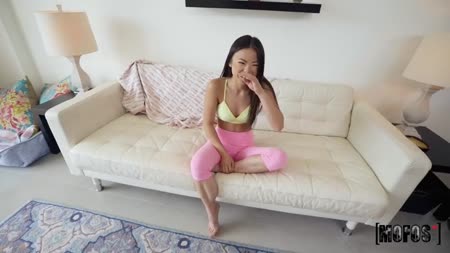 Милашка в лосинах Lulu Chu красиво кувыркается во всех позах №2