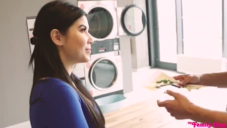 Молодая Lady Dee раздвинула перед мужиком ноги на столе №1