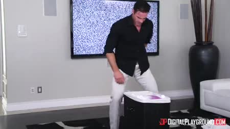 Мужик жестко трахает красивую Cindy Starfall прямо в гардеробной №2