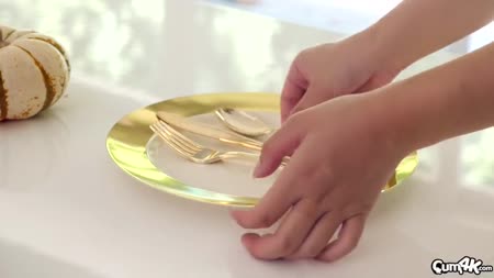 Ненасытная женушка уже за завтраком хочет хорошей порки №1