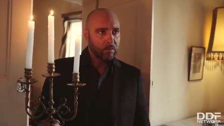 Пока муж спит, дворецкий доминирует над его женой в подвале №1