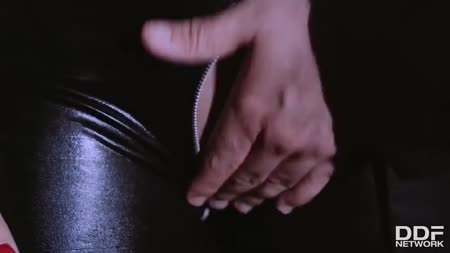 Пока муж спит, дворецкий доминирует над его женой в подвале №2