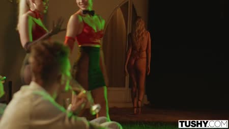 Белокурая Novella Night уже чуть ли не запрыгивает на бойфренда №1