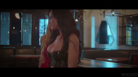 Девочка в красном запрыгивает на негра в баре