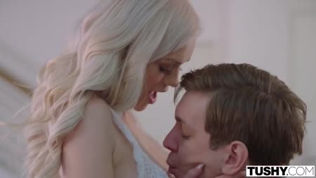 Молодая блонди давится членом и стонет от анала №1