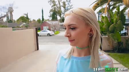 Худышка Chloe Temple с радостью раздевается перед ухажером №1