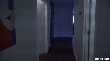 Паренек резво пристроил на член блондинку Daisy Stone №2