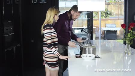 Худенькая блондинка развратно трахается в жопу на столе №1