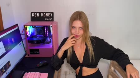 Русская блондинка раскрутила своего парня поснимать домашку