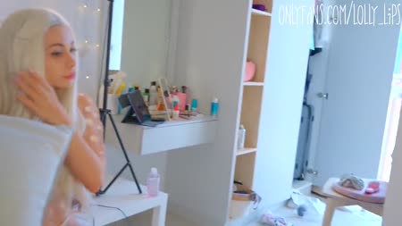 Блондиночка Лолли Липс одела прозрачный наряд №1