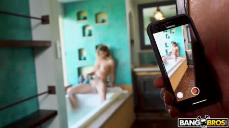 Незваный гость застал грудастую телочку в одном полотенце