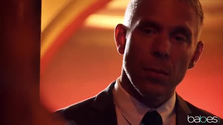 Жена одела эротичный наряд и устроила мужу сюрприз №1