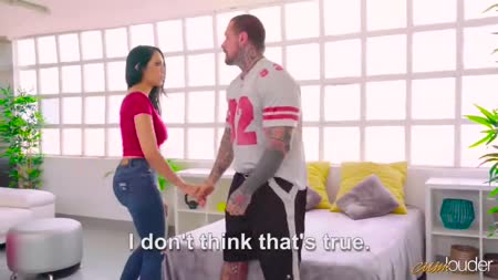 Татуированный здоровяк смачно прет девочку с большой попой №1