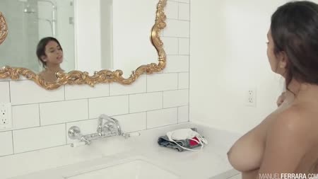 Фигуристая жена подмылась в душе и отдалась в лапы мужа №3