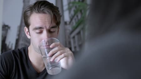 Жена вываливает перед мужем сиськи за завтраком №1