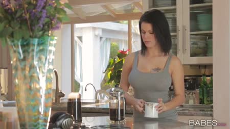 Застал соседку за мастурбацией и решил подкатить №1