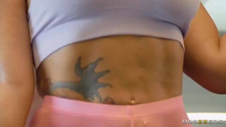 Спортивная милфа с большой жопой шпилится с тренером №1