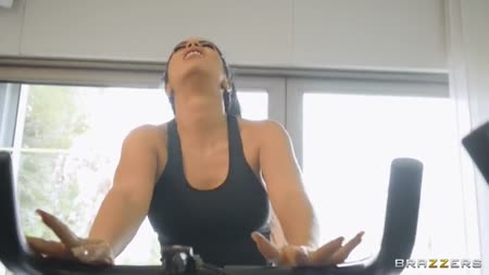 Спортивная милфа с большой жопой шпилится с тренером