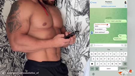 Даже в джинсовом комбинезоне ее попа смотрится восхитительно №1