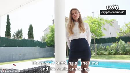 Симпотная девочка в чулочках позирует у бассейна №1