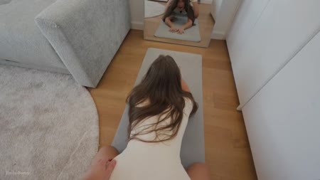 Подружка демонстрирует формы и снимает домашку №1