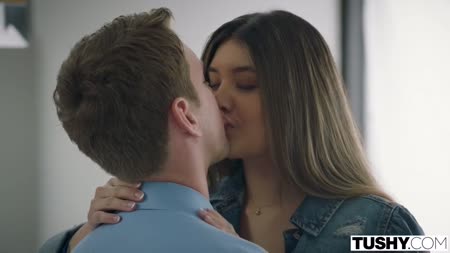 Парень трахает жопастую Brenna Sparks в красивых позициях №1