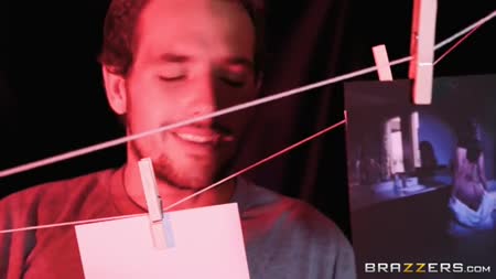 Сочная мамка Ava Addams красиво кувыркается с фотографом №1