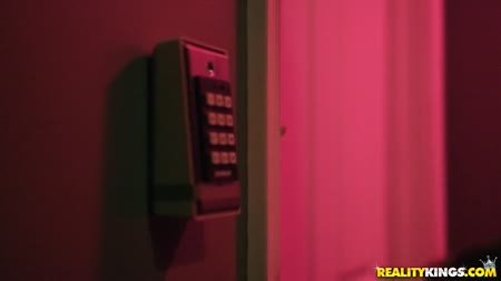 Богатей из целого гарема выбирает для секса Luna Star №1