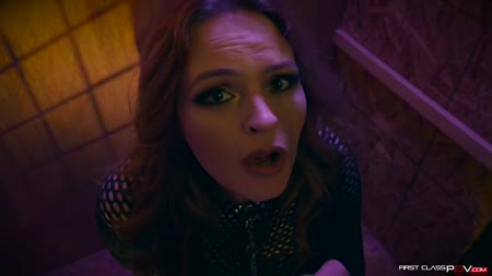 Чувак выпустил Krissy Lynn из клетки и она отдала свою дырочку №2