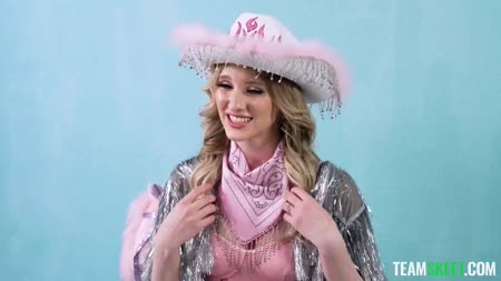 Наездница в секс наряде оседлала большой пенис