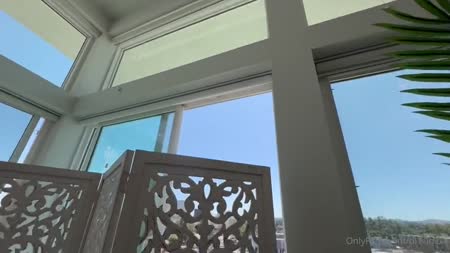 Деваха в секс наряде терзает киску с негром