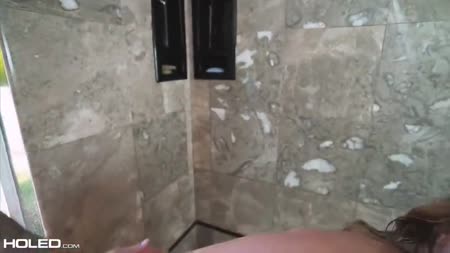 Секси милфа с большой жопой шпилится с мужем в ванной