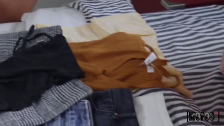 Две красотки встают перед чуваком раком и хотят его члена №1