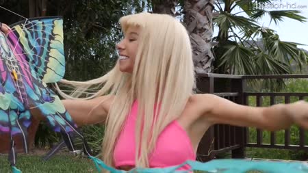 Молодая Кензи Ривз скачет на большом писюне во дворе дома №1