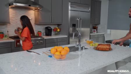 Паренек раскрутил латиночку перепихнуться на кухне №1