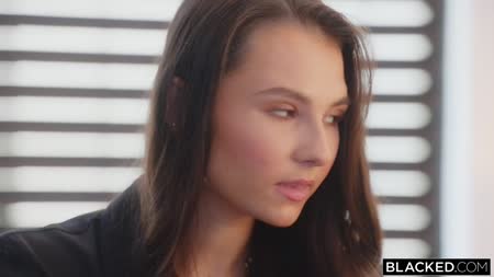 Симпотную Liz Jordan смачно прут гигантским черным хером №1