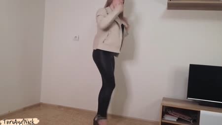 Стройной блондинке в леггинсах достался большой пенис №1