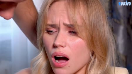 Отвлек блондиночку от ноута при помощи нежных ласк